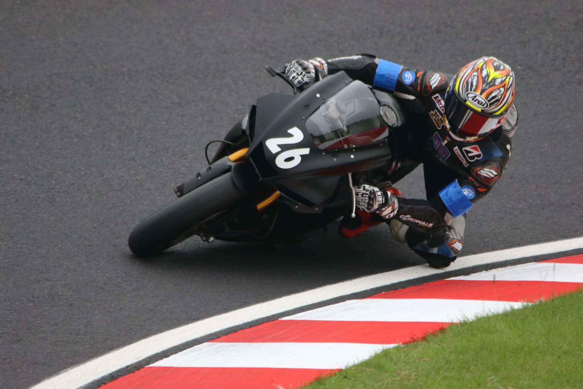 黒いゼッケン26で鈴鹿のコーナーを攻めるライダー