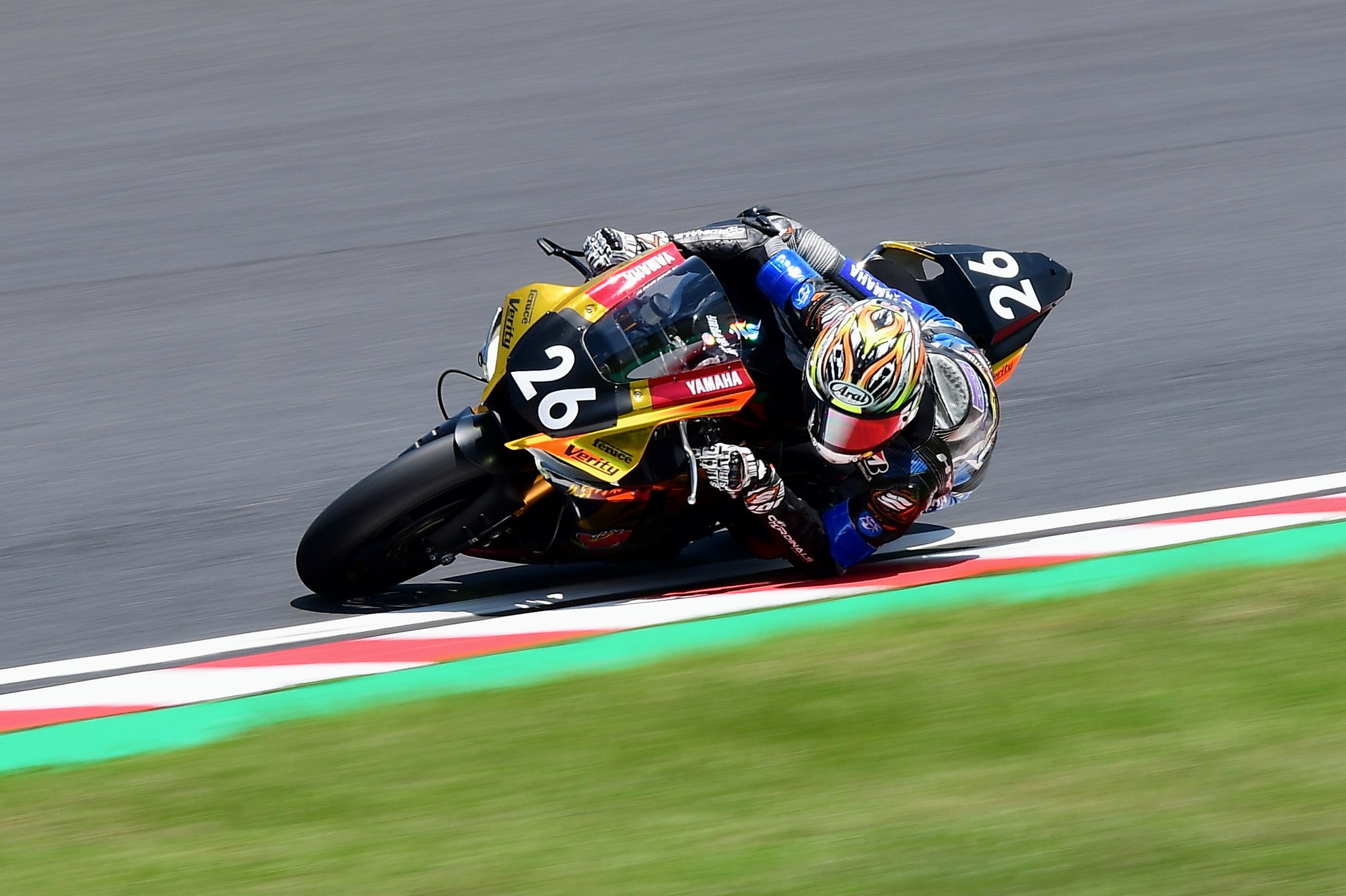 鈴鹿8耐でコーナーを駆け抜けるゼッケン26