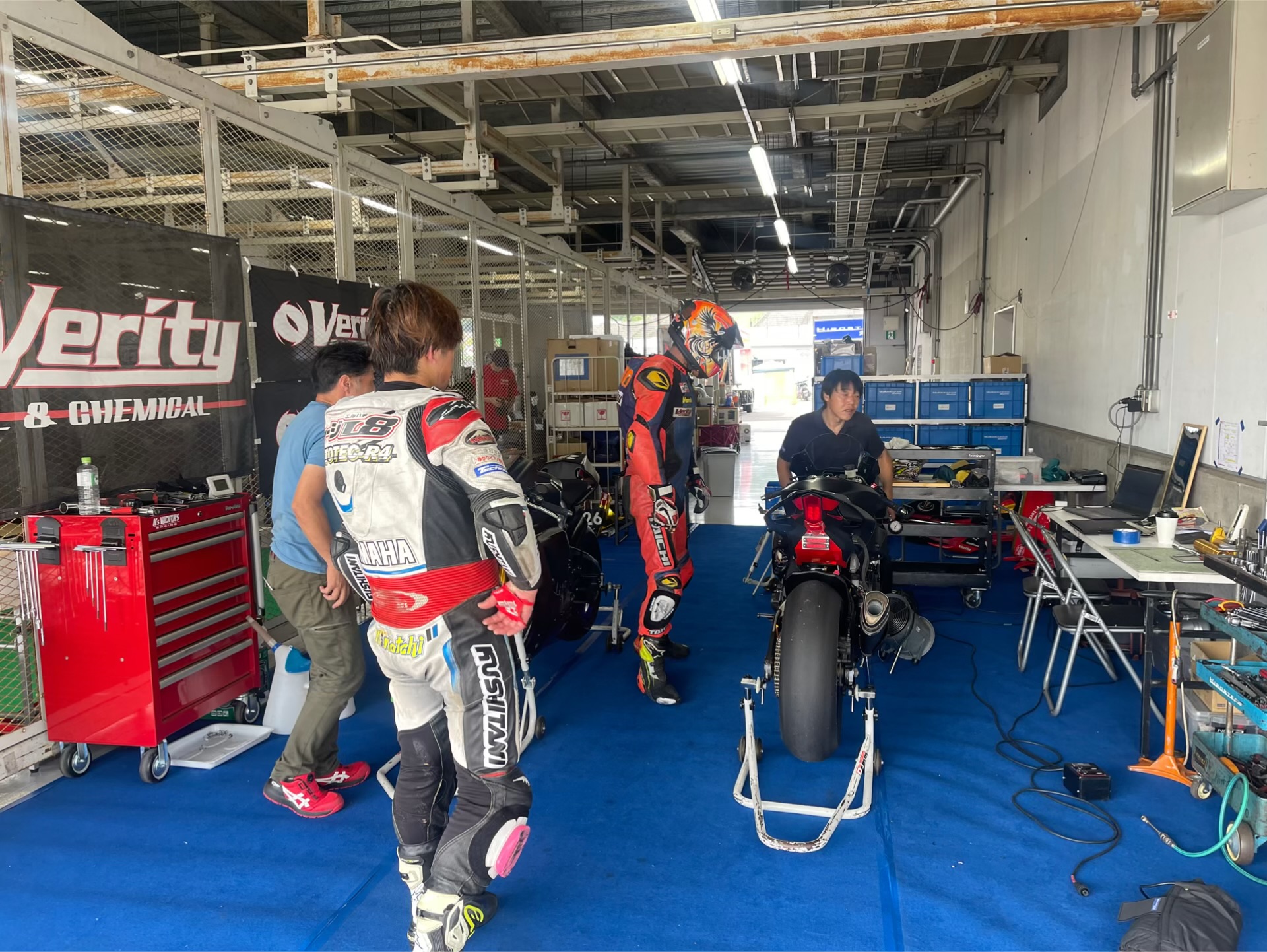 鈴鹿8耐のピットで走行準備を進めるライダーとスタッフ
