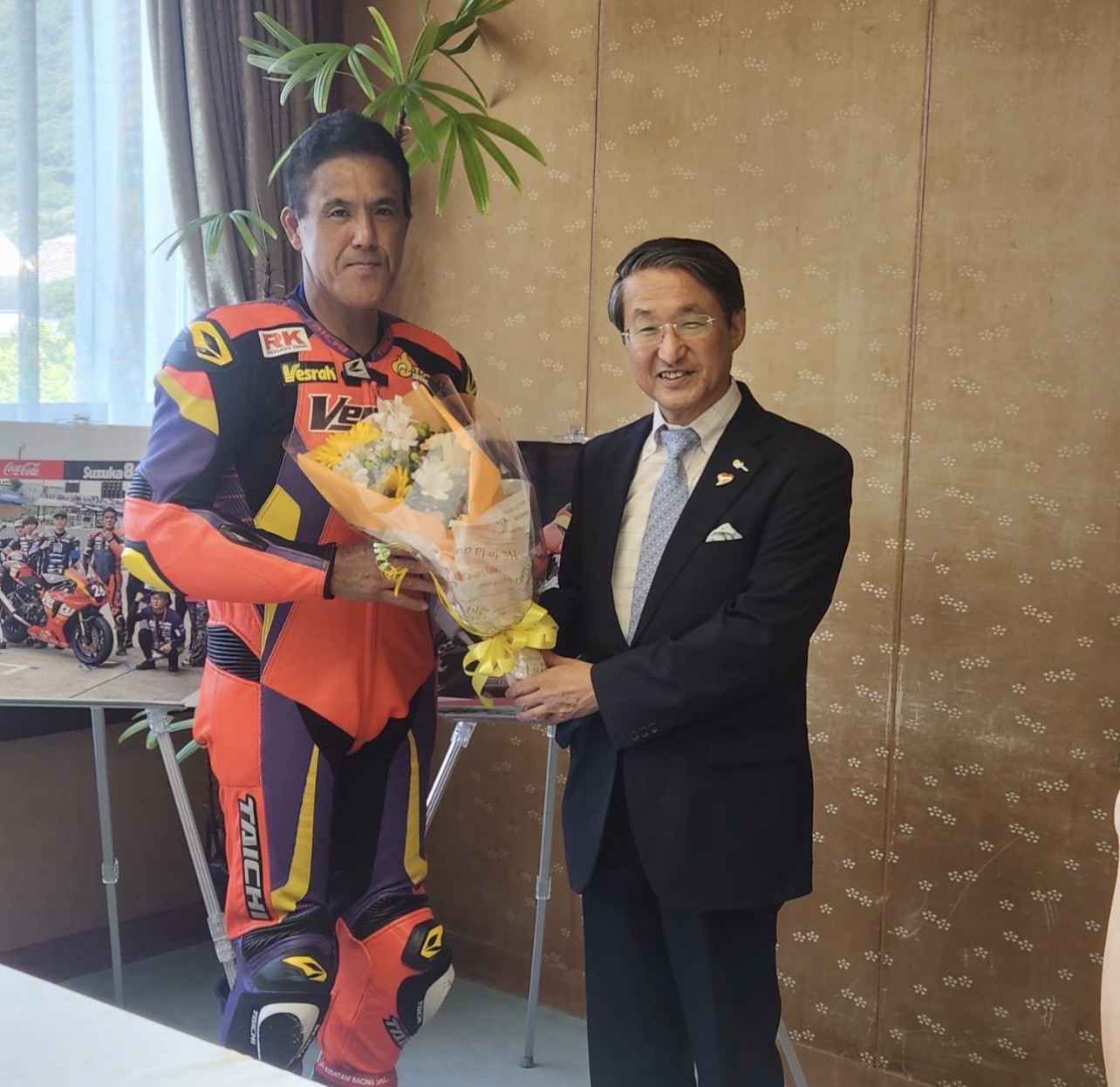 鳥取県知事への鈴鹿8耐完走報告と花束贈呈