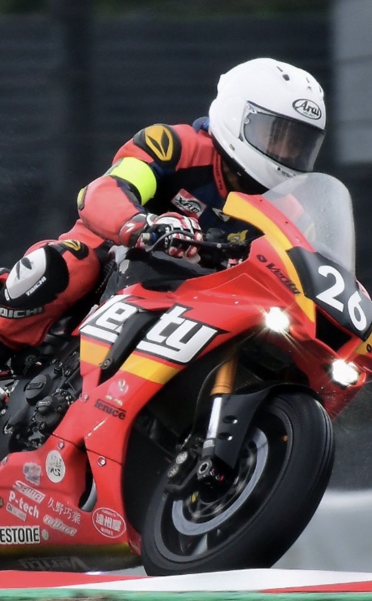 鈴鹿サーキットを走るゼッケン26の久野光博ライダー
