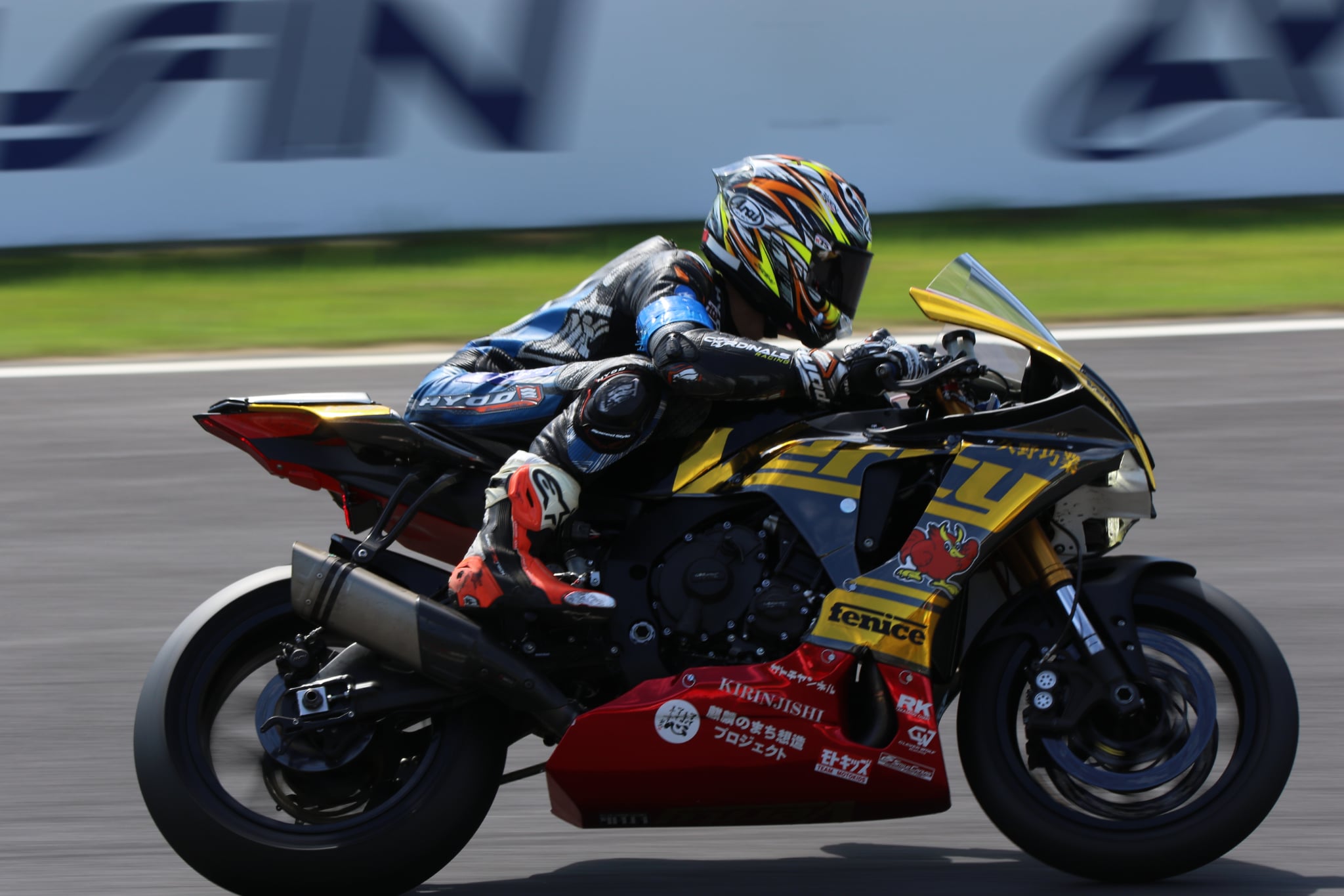 黒と金のマシンを駆るライダーの横姿