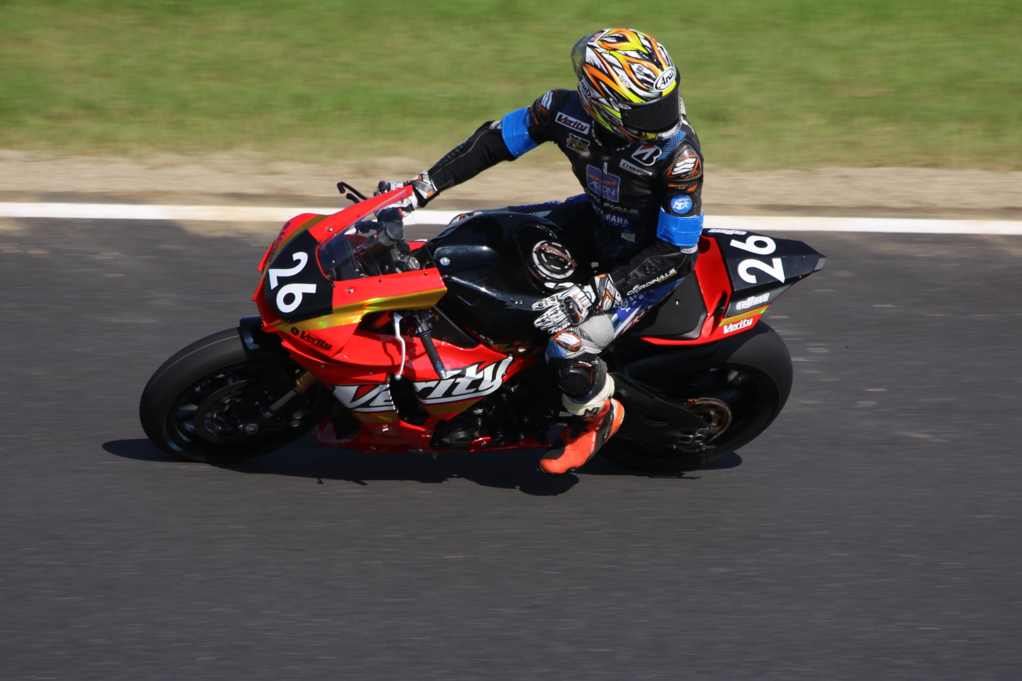 走行後に赤いゼッケン26を操るライダー