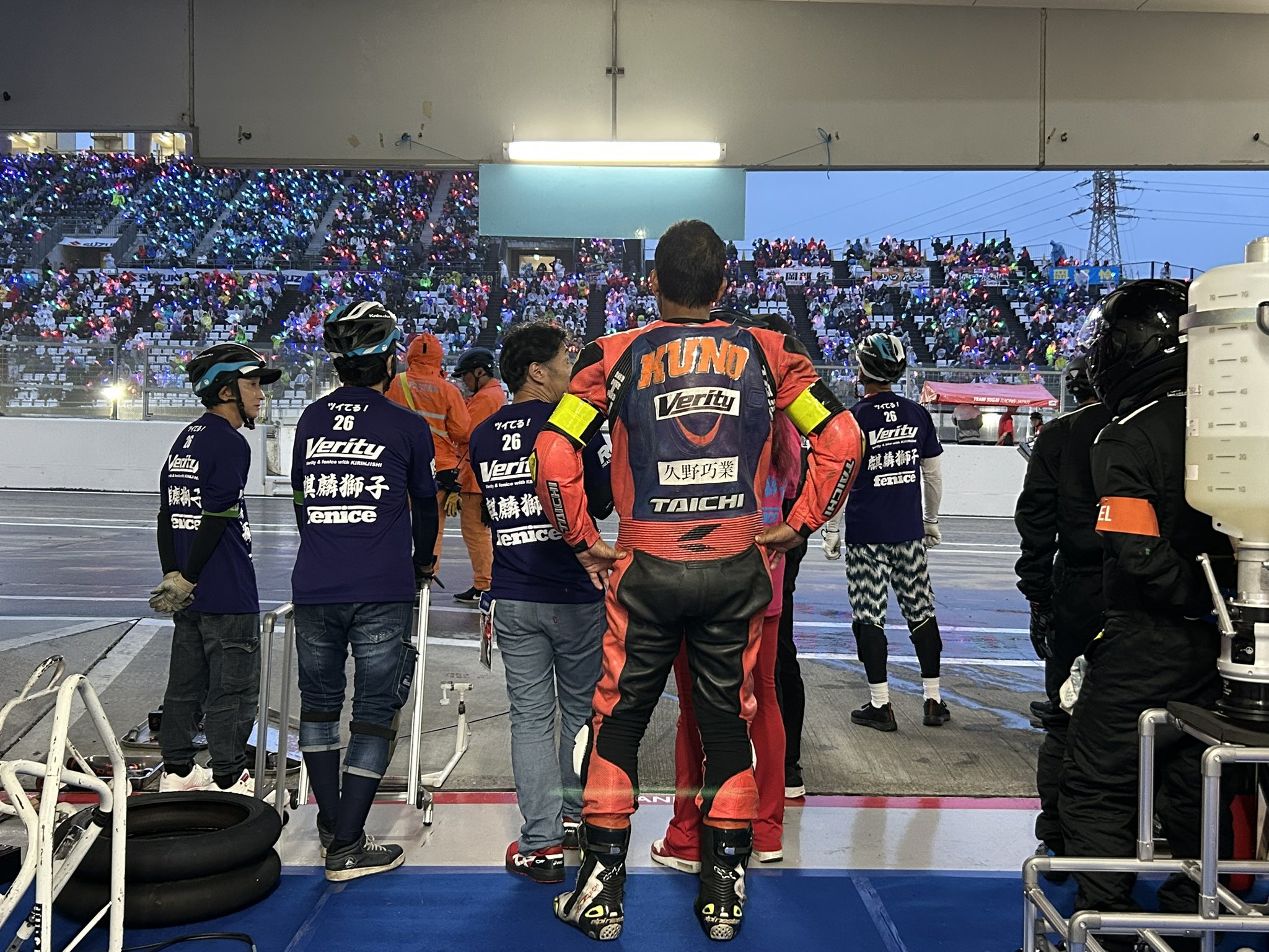 雨の鈴鹿8耐でコースを見つめるライダーとスタッフ