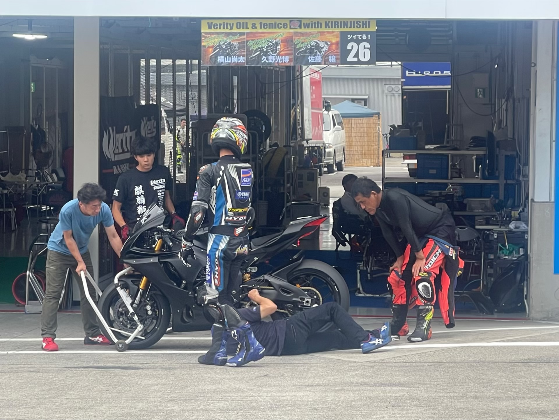 ピット前で走行準備を進めるライダーとスタッフ