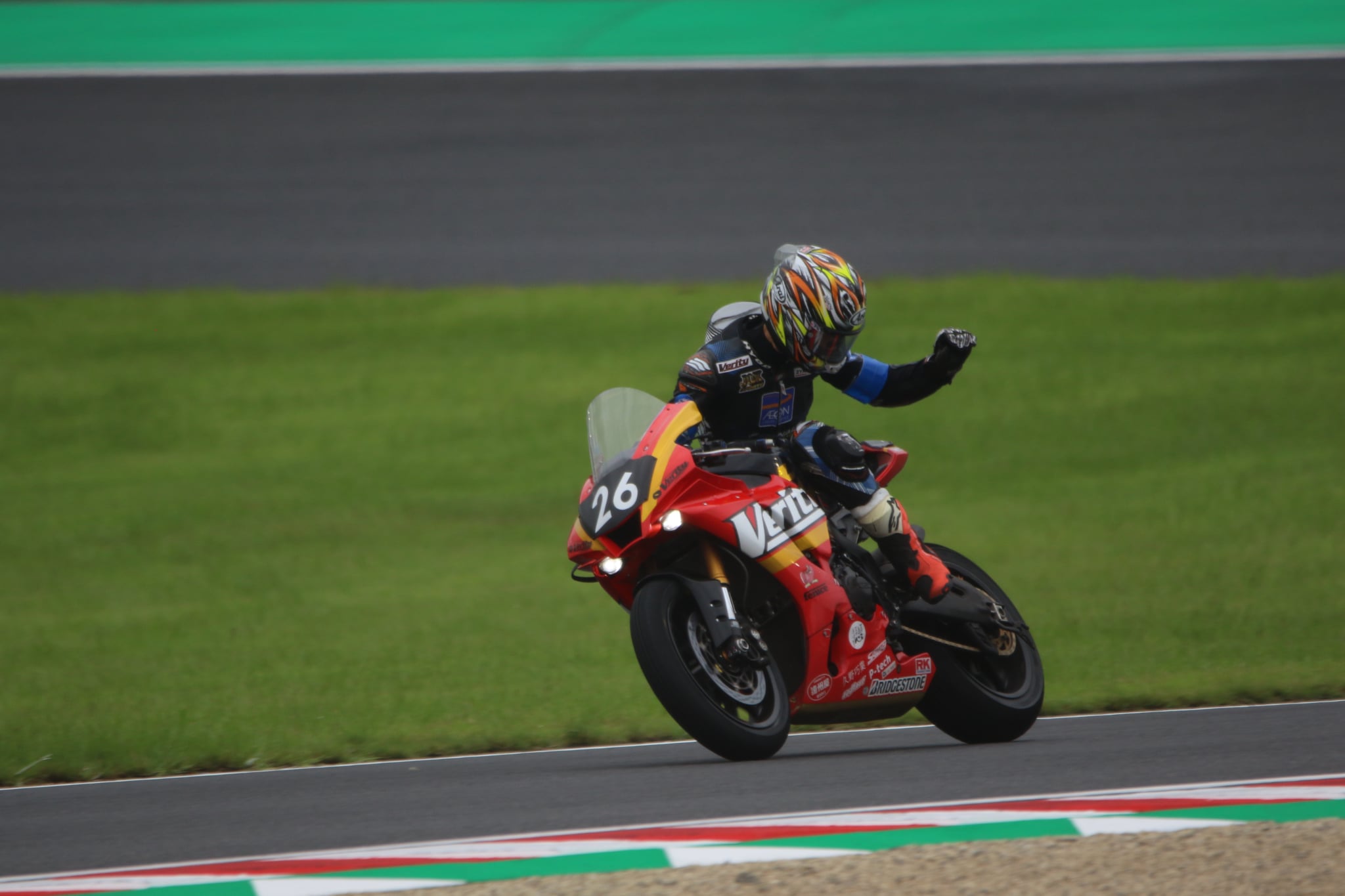 走行中に拳を上げるライダー