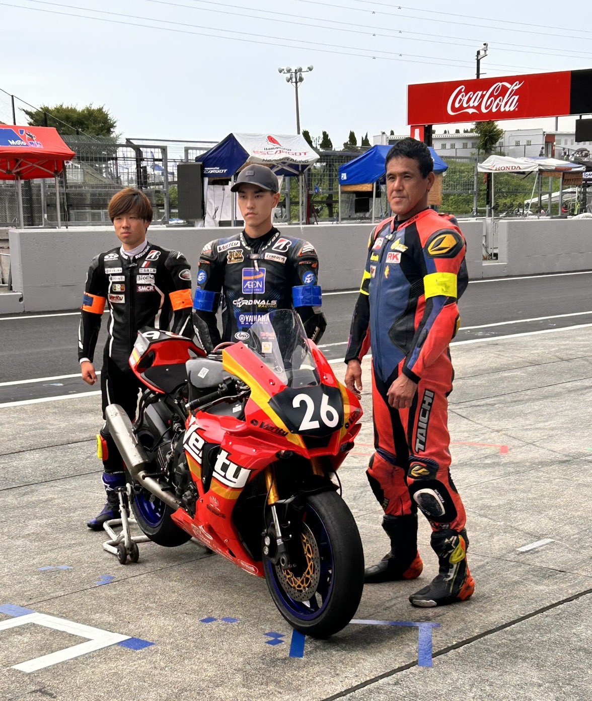 マシンを囲む3名のライダー