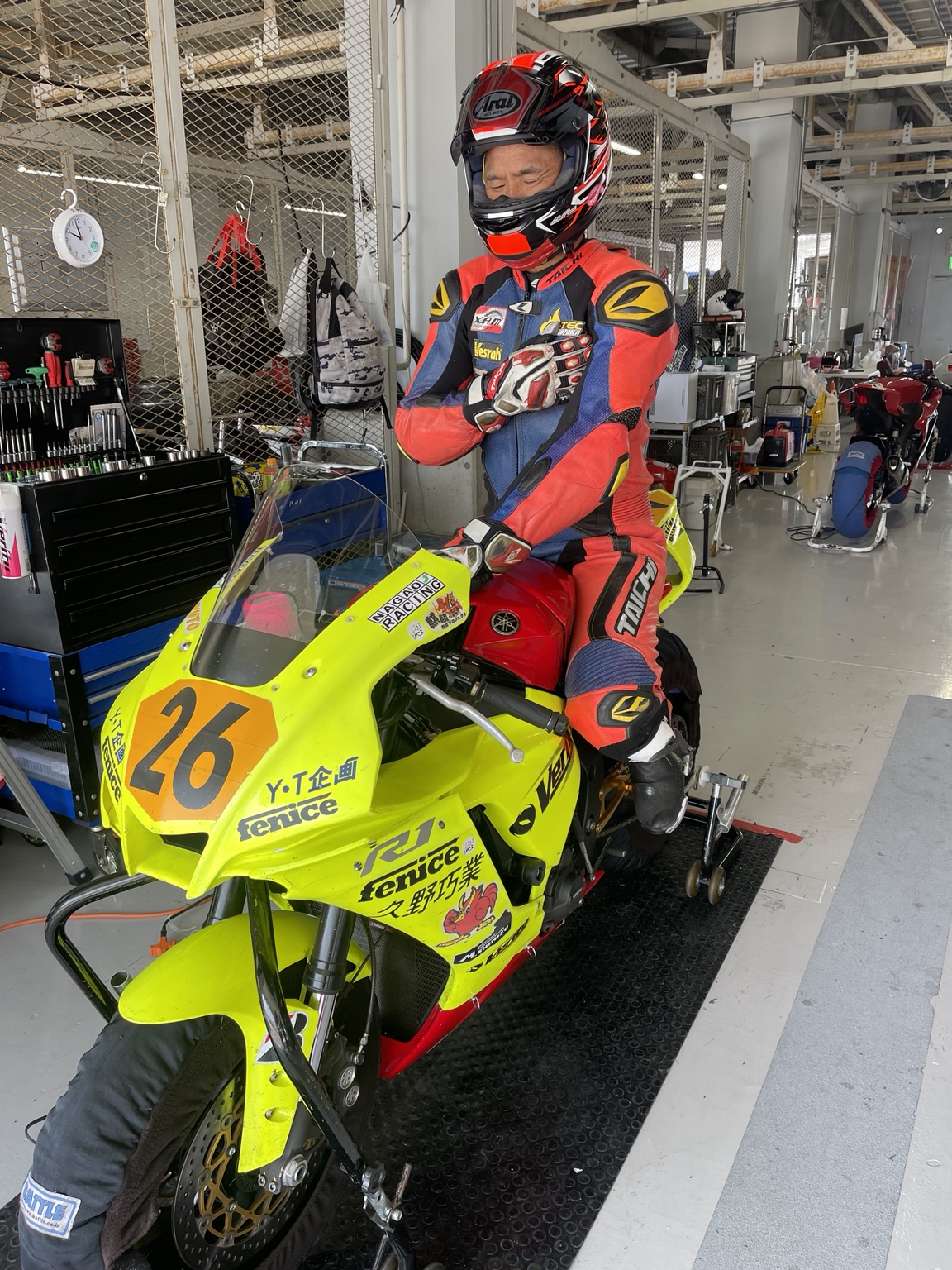 ピットでゼッケン26に跨る久野光博ライダー