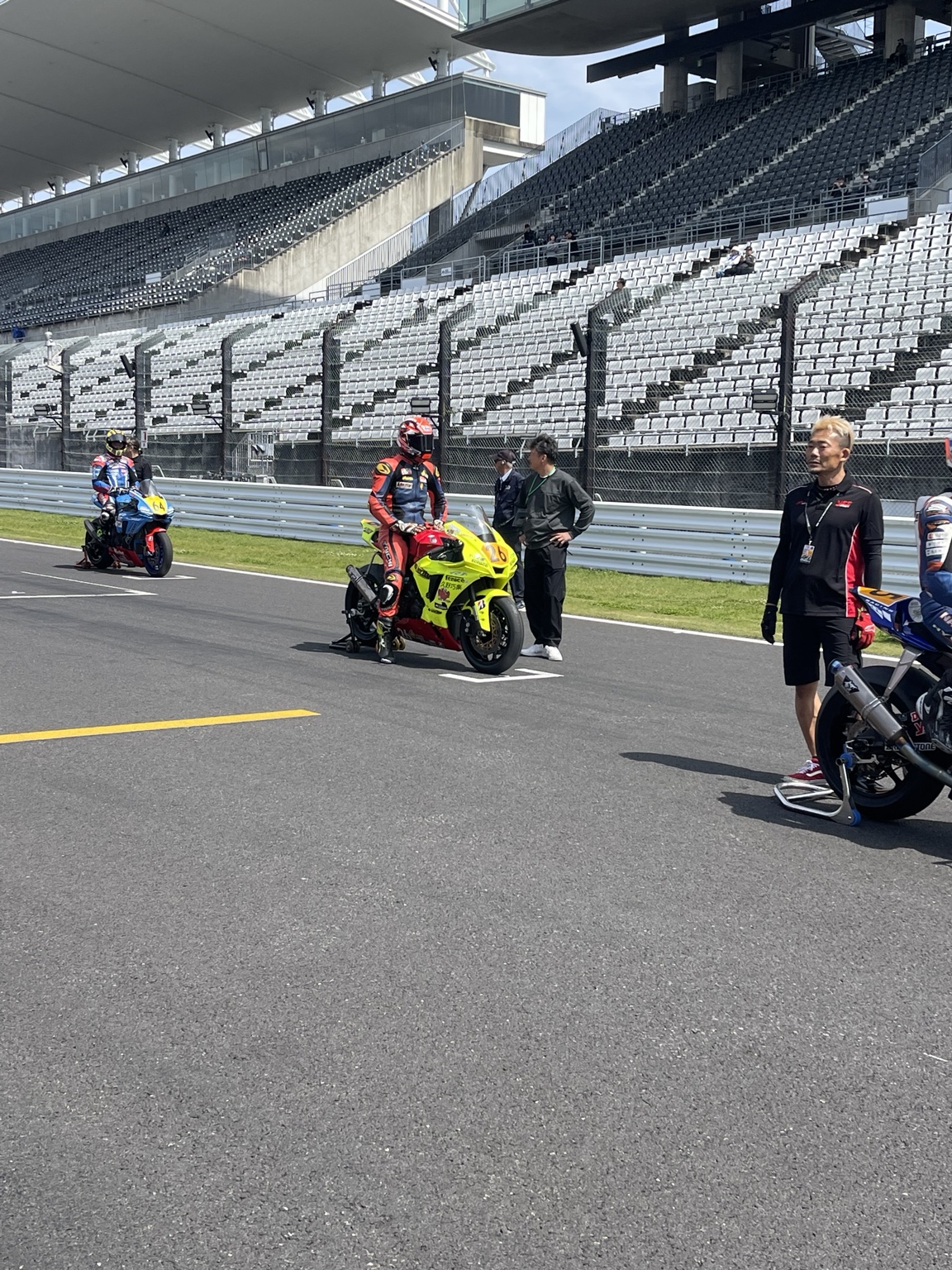鈴鹿サーキットのグリッドに並ぶゼッケン26