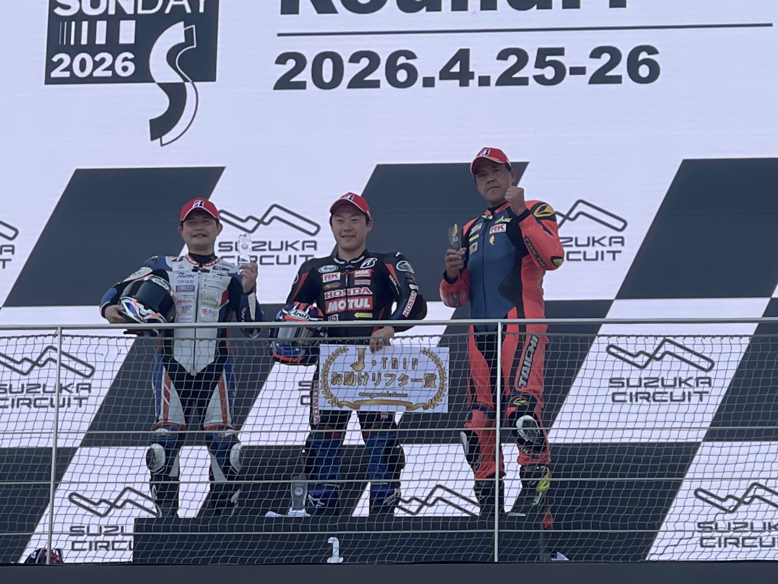2026年鈴鹿サンデーロードレース開幕戦で3位表彰台に立つ久野光博ライダー