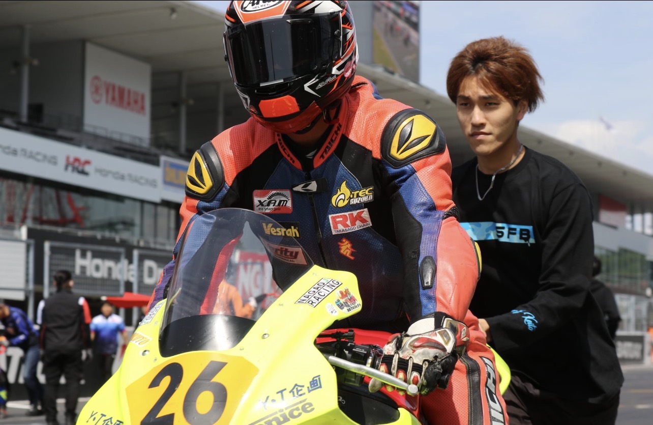 スタート前にマシンを準備する久野光博ライダーとスタッフ