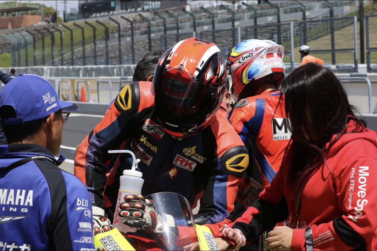 グリッドで久野光博ライダーを支えるスタッフ