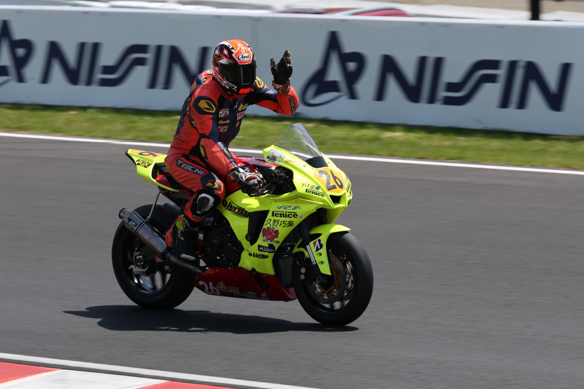 レース後に手を振る久野光博ライダー