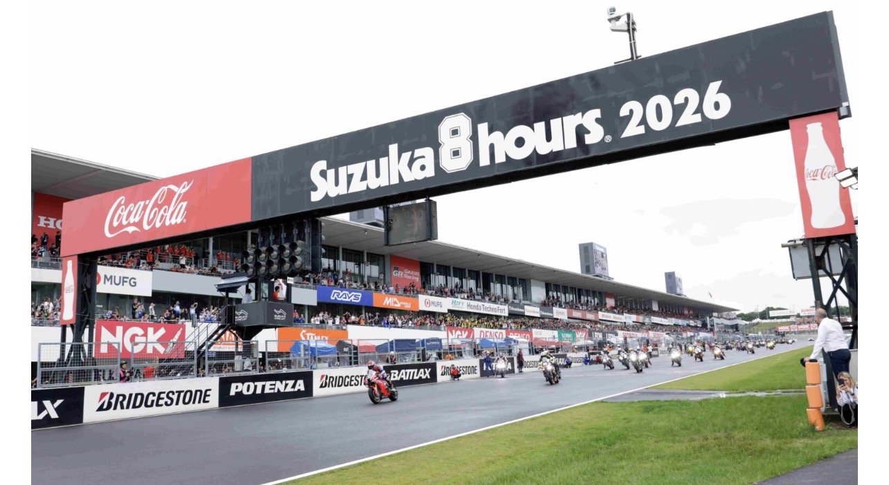 2026年鈴鹿8耐のスタートを切る多数のマシン