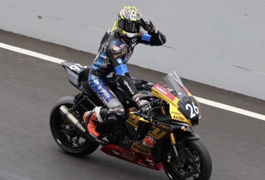 走行中に手を上げるライダー